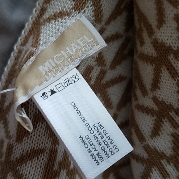 Michael Kors Scarf,  hat and gloves set - Picture 4 of 6